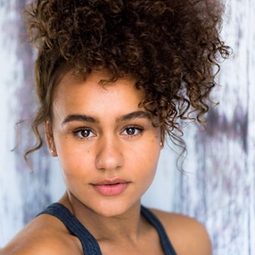 Briana McLean 飾演 Abigail