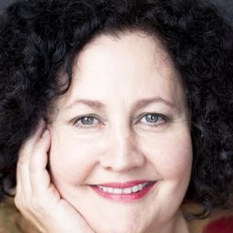 Yvette Parsons 飾演 Carer Tania