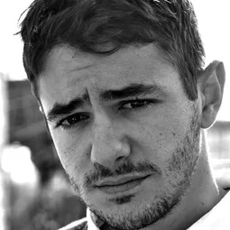 朱塞佩蘇法羅 飾演 Renato Amoroso