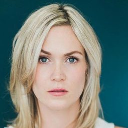 Lynn Rafferty 飾演 Sarah