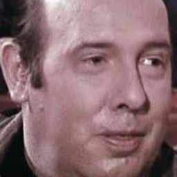 Antoine Marin 飾演 Le Juré Albert Roux / l'autre Roux