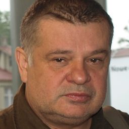 Krzysztof Globisz - 殺誡演員 飾演Piotr Balicki