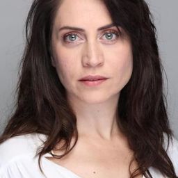 瑟琳·烏茲德克 飾演 Mom