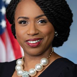 Ayanna Pressley - The Brink演員 飾演Self (archive footage)