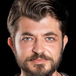 Tuna Kirli 飾演 Cenk