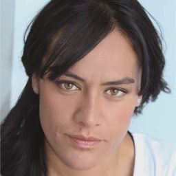 Maria Walker 飾演 Carol Keriama