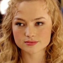 Kyra Sophia Kahre 飾演 Nina