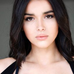 艾迪西·瓦加斯 飾演 Sophie