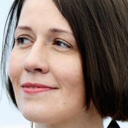 Olga Dragunova 飾演 Seamstress