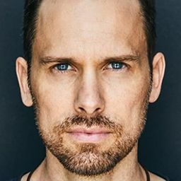 Carter MacIntyre 飾演 James