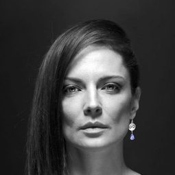 Teodora Duhovnikova 飾演 Alma