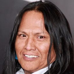 亞瑟·雷德克勞德 飾演 Hikuc