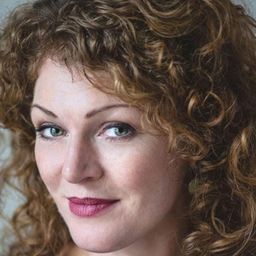 Carrie McLaughlin 飾演 