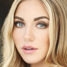 Jessica Sipos 飾演 Kim