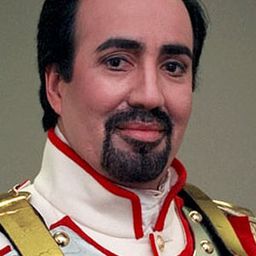 Eduardo Valdes 飾演 Sir Bruno Roberton