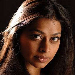 Ayesha Dharker 飾演 Dr. Sarai