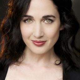 Catherine Black 飾演 Donna