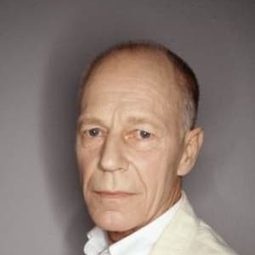 Joop Admiraal 飾演 Assistent Resident C.E. Pierre Slotering