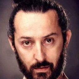 Şevket Çapkınoğlu 飾演 Kemal