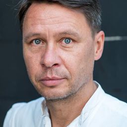 Thomas Kress 飾演 Dr. Hecker