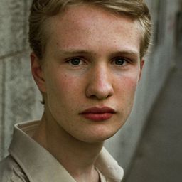 維達普斯特 飾演 Lara