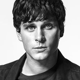 Adam Pålsson 飾演 Micke