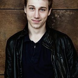 Moritz Leu 飾演 Fedja