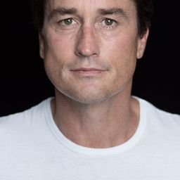 Phil Brown - Siege演員 飾演Dennis Hurworth