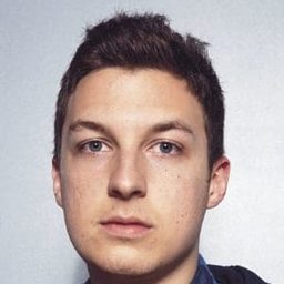 Matthew Helders 飾演 Self