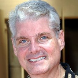 Tom Kane 飾演 The Narrator