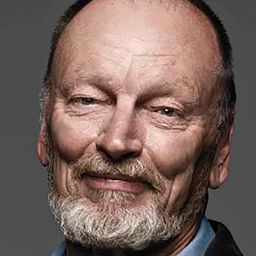 John Bell 飾演 Peter Reeves