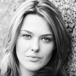 Sally Bretton 飾演 Kim Alabaster