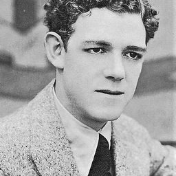 Albert Austin 飾演 Prospector (uncredited)