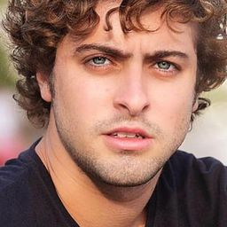 艾克·杜阿爾特 飾演 Gil