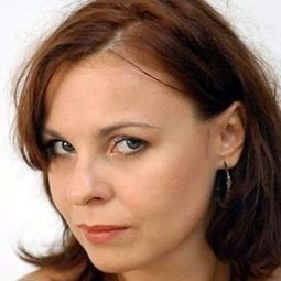 Zsuzsa Járó - 夢鹿情緣演員 飾演Zsuzsa