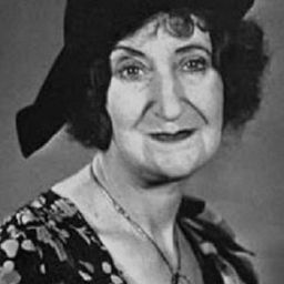 Alice Belcher 飾演 