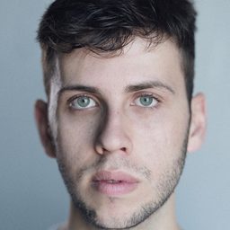 Declan Baxter 飾演 Co-Pilot