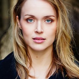 Elly Hiraani Clapin 飾演 Tourist