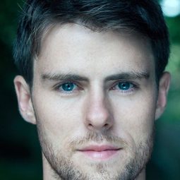 Mark Armstrong 飾演 Rab