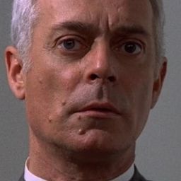 Jean Martin 飾演 Colonel Philippe Mathieu