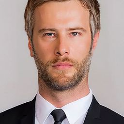 Özgür Çevik 飾演 Mehmet