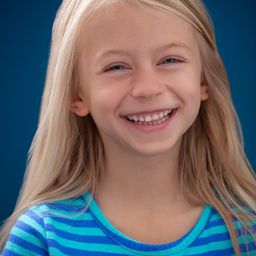 維拉·克拉夫 飾演 Young Madeleine