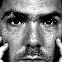 Alvaro Calderón 飾演 Christmas Mall Attendee (uncredited)