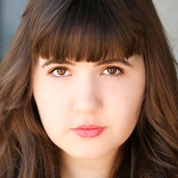 Kayla Servi 飾演 Stephanie