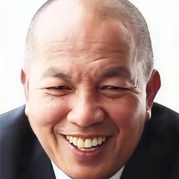 Akom Preedakul 飾演 Preecha