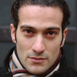 Erhan Emre 飾演 Bülent