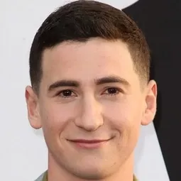 山姆·勒納 - 魔怪屋演員 飾演Chowder (voice)