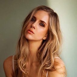 Georgia Meacham - 狂野時速：雙雄聯盟演員 飾演Party Model #1