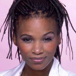 Tina Jaxa 飾演 