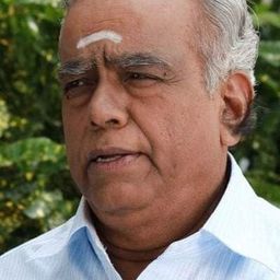 Pyramid Natarajan 飾演 Varadharajan